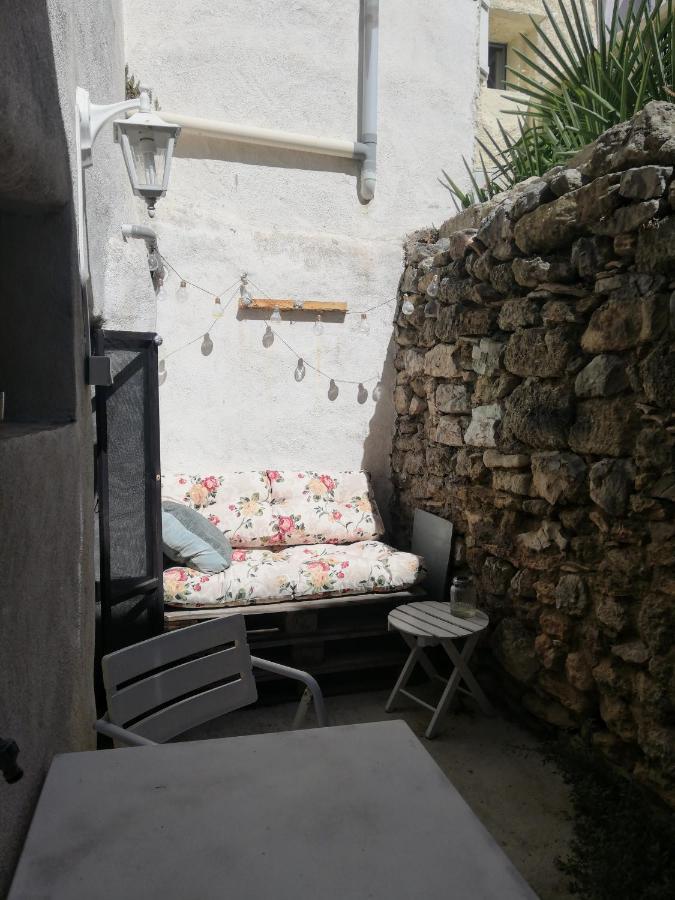 Charmant Appartement En Centre-Ville Medieval Gigean Eksteriør bilde