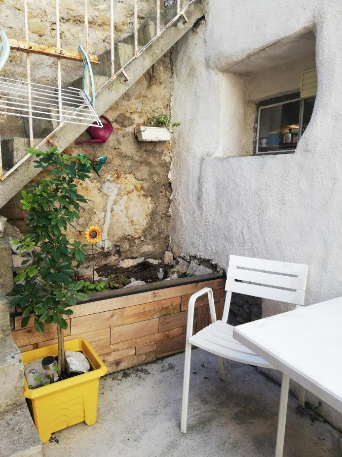 Charmant Appartement En Centre-Ville Medieval Gigean Eksteriør bilde