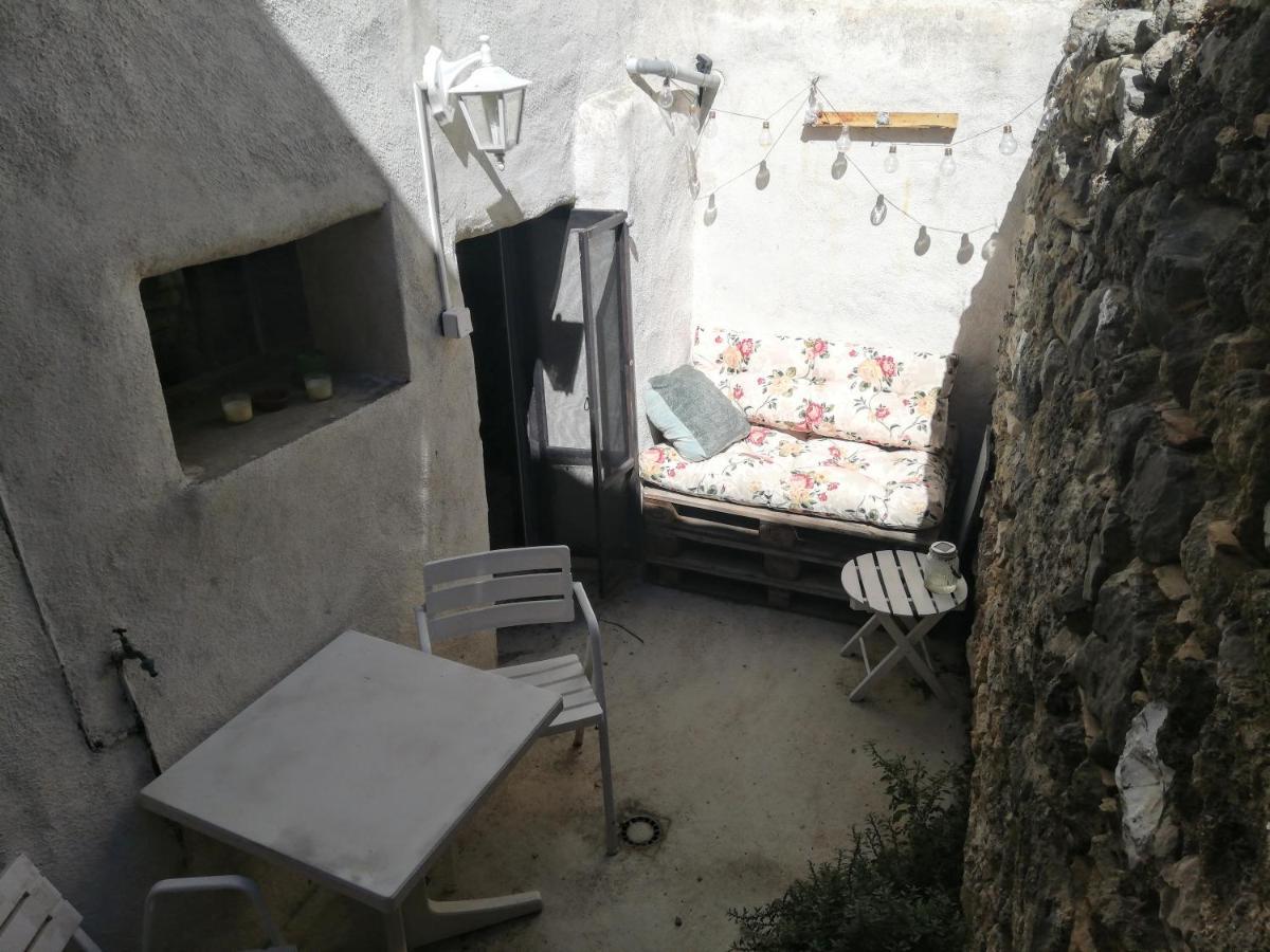 Charmant Appartement En Centre-Ville Medieval Gigean Eksteriør bilde
